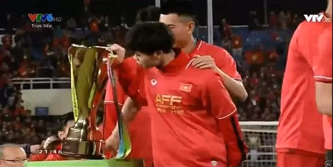 Công Phượng quan sát chiếc Cúp vàng AFF Cup 2018. (Ảnh: Chụp màn hình)