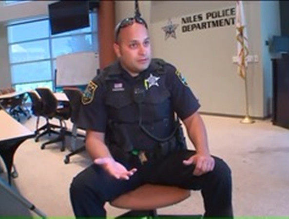 Chú Brian khi ở Phòng cảnh sát Niles.