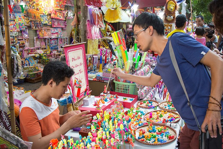 Phục hồi con giống bột (tò he) trong dịp Trung thu cổ truyền.