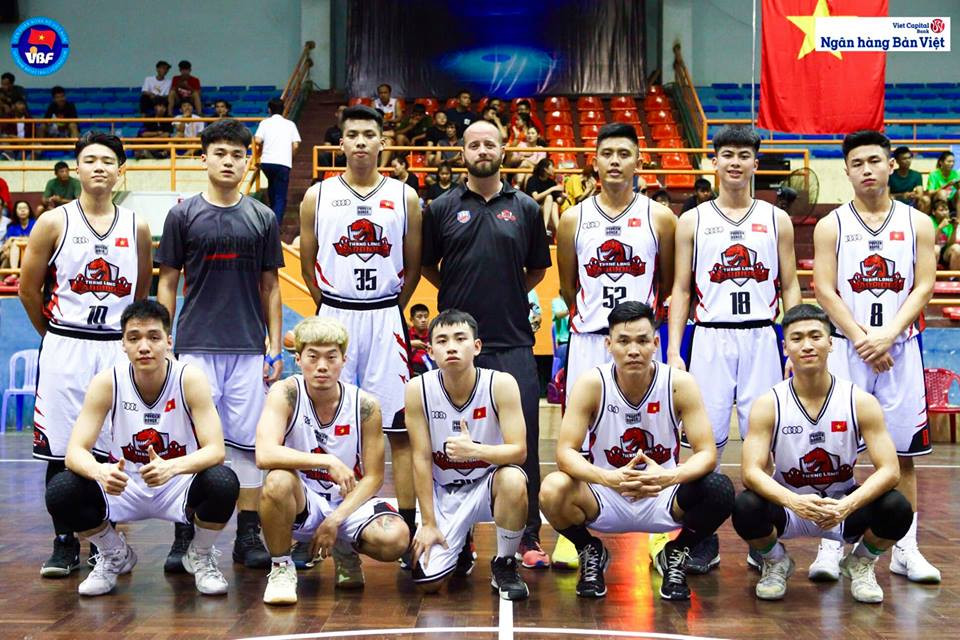 Thành Nam (áo số 18) và Nhất Quang (áo số 8) trong đội hình của Thang Long Warriors. Ảnh: NVCC