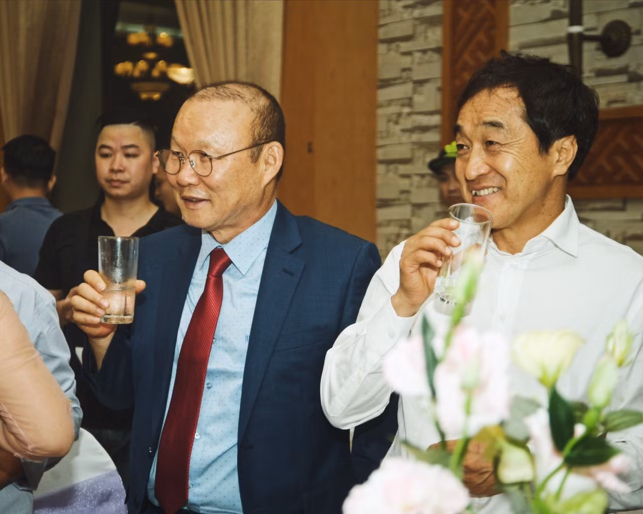 Ông Park đến cùng trợ lý Lee Young-jin. Cả hai hết sức thích thú vì được dự một đám cưới tại Việt Nam.