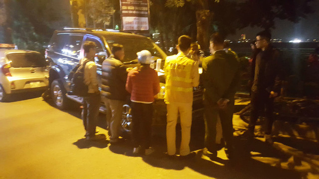 Lực lượng CSGT cùng lực lượng chức năng đang lập biên bản vụ việc. Lực lượng CSGT cùng lực lượng chức năng đang lập biên bản vụ việc.