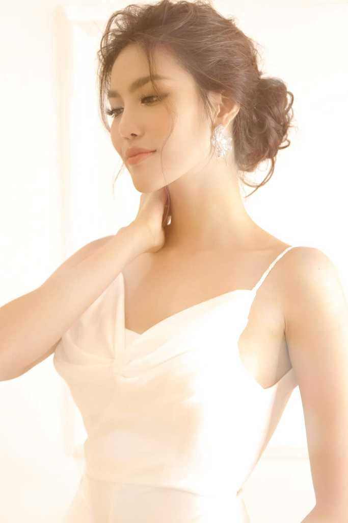 Sự lộng lẫy, quyến rũ và tươi mới của Lan Khuê được truyền tải một cách nhẹ nhàng và có chiều sâu trong từng bộ váy cưới.