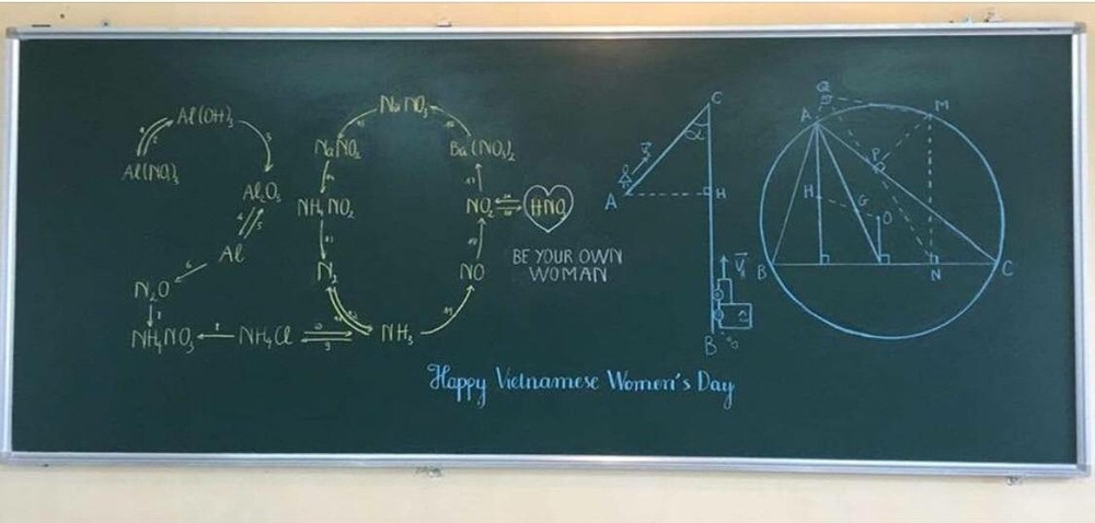 Món quà tinh thần rất kì công mà bạn nam dành tặng các bạn nữ trong lớp.