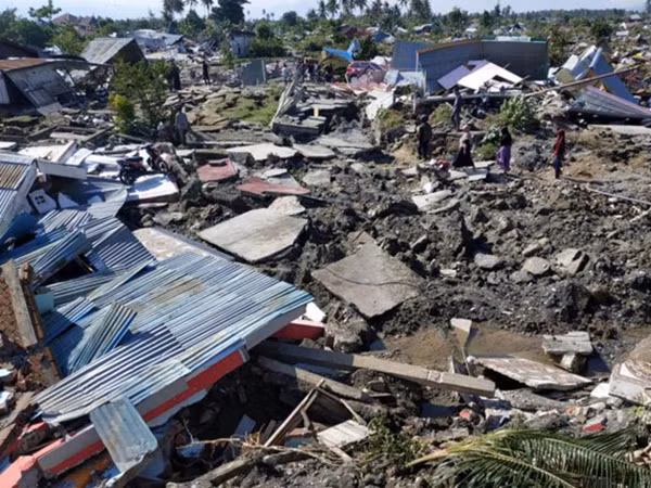 Cảnh đổ nát trên đảo Sulawesi sau thảm họa kép. (Ảnh: Reuters)