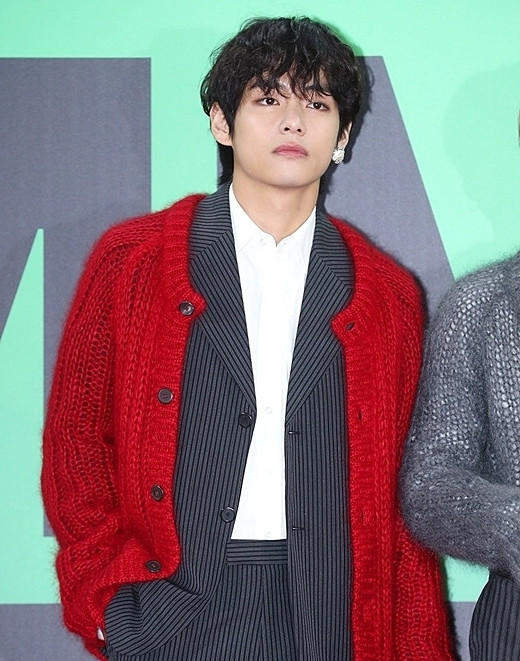 Kiểu tóc xoăn và phụ kiện trang sức làm tôn thêm vẻ đẹp lãng tử của chàng mỹ nam sinh năm 1995.