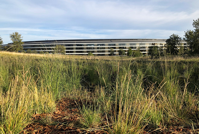 Apple Park - nơi đặt trụ sở chính của Apple và Steve Jobs Theater, nơi diễn ra sự kiện ra mắt iPhone 2018.