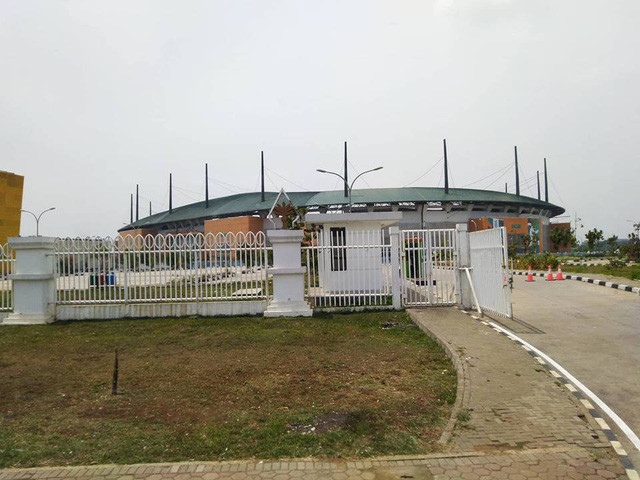 Sân vận động Pakan Sari trước giờ bóng lăn.