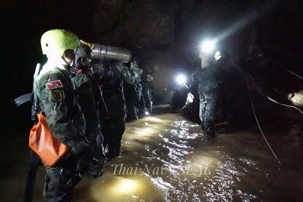 Quá trình vận chuyển bình dưỡng khí vào trong để đưa các nạn nhân ra ngoài. (Ảnh: Chính phủ Thái Lan)