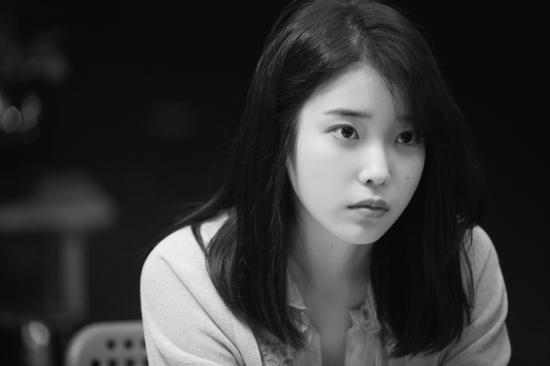 IU thủ vai một cô gái cuốn hút trong bộ phim thứ nhất.