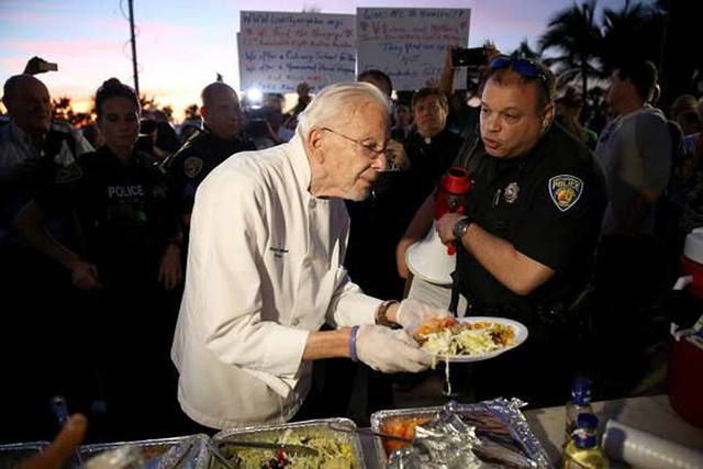 Cụ ông Arnold Abbott, 90 tuổi ở Florida, Mỹ mang thức ăn đến cho những người vô gia cư