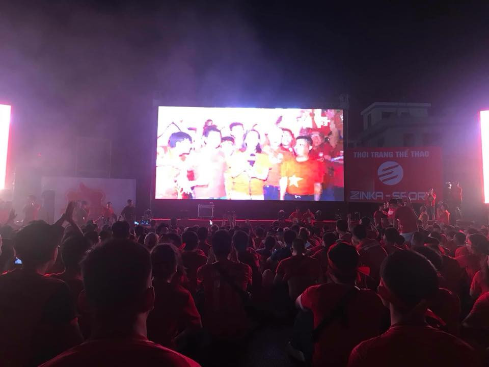 Người hâm mộ bóng đá tại Hải Phòng tập trung theo dõi trận đấu của Olympic Việt Nam trên màn hình lớn trong sân Lạch Tray. Ảnh: Hải Phòng Fanpage Người hâm mộ bóng đá tại Hải Phòng tập trung theo dõi trận đấu của Olympic Việt Nam trên màn hình lớn trong sân Lạch Tray. Ảnh: Hải Phòng Fanpage