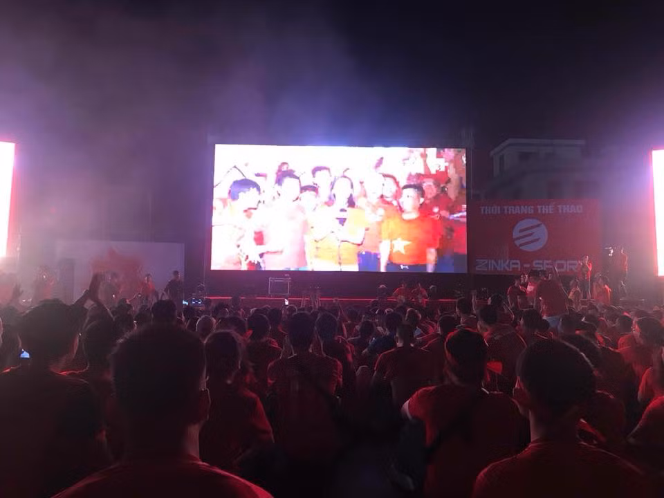 Người hâm mộ bóng đá tại Hải Phòng tập trung theo dõi trận đấu của Olympic Việt Nam trên màn hình lớn trong sân Lạch Tray. Ảnh: Hải Phòng Fanpage