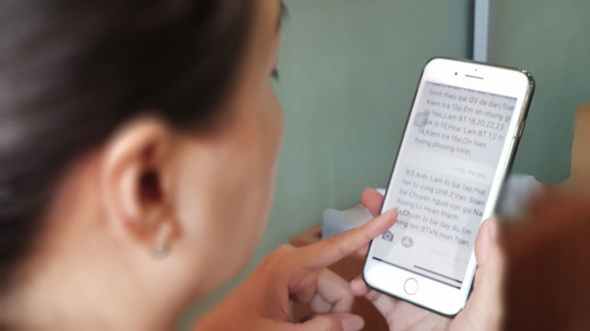 Sổ liên lạc điện tử thu phí sẽ được thay thế bằng các ứng dụng công nghệ thông tin. Ảnh: Đào Ngọc Thạch.