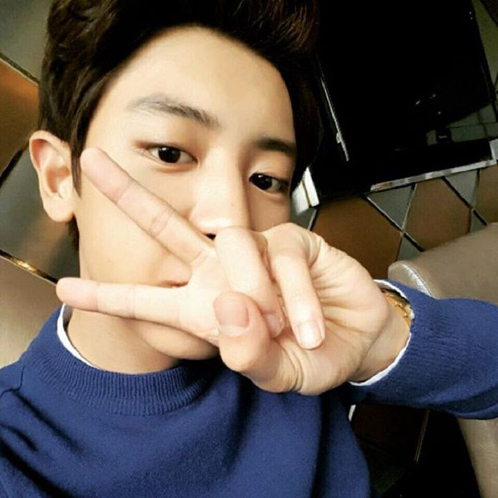 Chanyeol để ảnh chính mình cho màn hình khóa, còn màn hình chính, nơi sử dụng nhiều nhất lại là ảnh Mặt Trăng. Nghe thì tưởng không liên quan gì đến nhau, nhưng Chanyeol cũng có nhiều ảnh selfie đẹp lung linh, không dùng thì quá phí. Anh chàng cũng rất lãng mạn bay bổng, thích ngắm Mặt Trăng cũng đúng quá rồi.