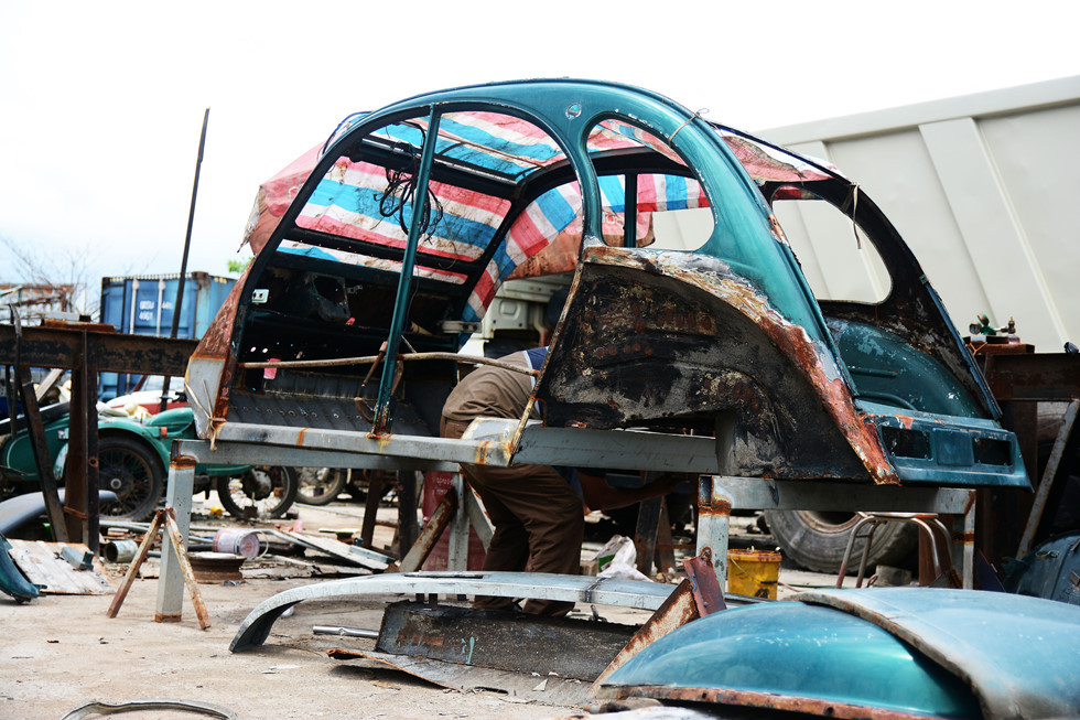 Một chiếc Citroen 2CV đang được phục chế. Sản xuất từ năm 1948 cho tới 1990, mẫu xe này đã cho ra gần 40 triệu chiếc và được xem là biểu trưng của thanh niên Pháp. Ảnh: HOÀI NHÂN.