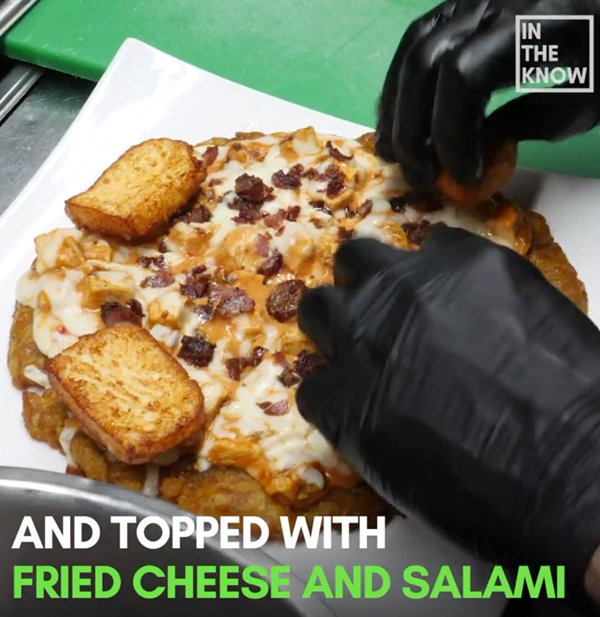 thêm salami, một ít longaniza, phomai, ít rượu và cuối cùng là mấy lát chuối chiên giòn.