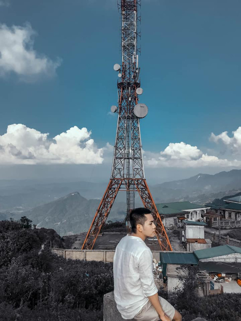 Cột chảo thu sóng tại đỉnh Mẫu Sơn (Lạng Sơn) cũng là nơi được nhiều bạn trẻ dừng chân check-in, mang về "rổ" ảnh "sống ảo" như ở Paris. (Ảnh: Trần Lê Ngọc Thắng)