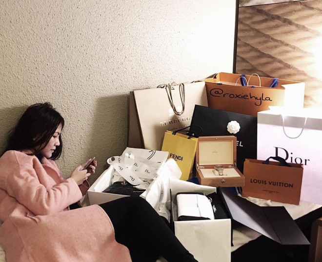 Có thể thấy cô nàng này sở hữu không ít những món đồ hiệu như LV, Fendi, Dior... và trị giá lại chẳng hề nhỏ.