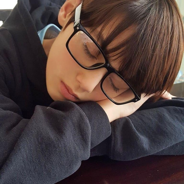 Chỉ ngủ thôi, cậu bé này cũng đủ "đốn tim" nhiều cô gái bởi vẻ đáng yêu.