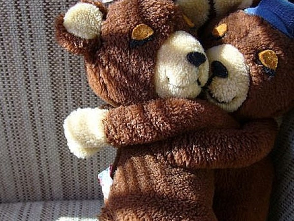 Đôi khi, một lời tử tế và một cái ôm là tất cả những gì mà người ta cần trong cơn khủng hoảng.