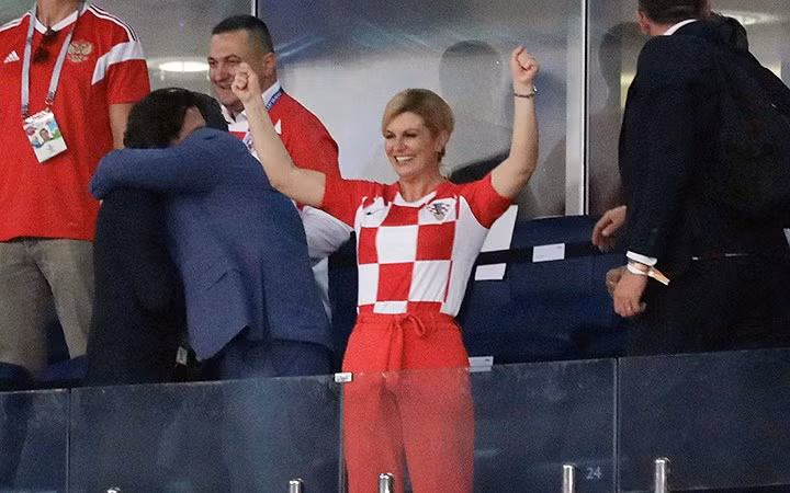 ổng thống Kolinda đã “hồn nhiên” nhảy múa ăn mừng ngay trước mắt Thủ tướng Medvedev khi Croatia “đập tan” tham vọng đi tiếp của “Những chú gấu” Nga.
