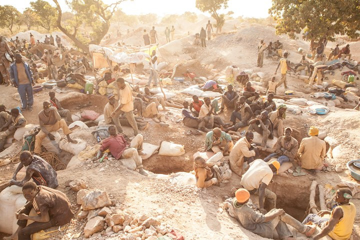 Hành trình của ông gắn với những câu chuyện về điều kiện làm việc đầy hiểm nguy của hơn 30 triệu người lao động trên thế giới với mức thu nhập chỉ dưới 1 USD/ngày. Nhiều người trong số họ đã mạo hiểm tính mạng để tìm kiếm than đá, bạc, đá quý và đồng trong các mỏ quặng.