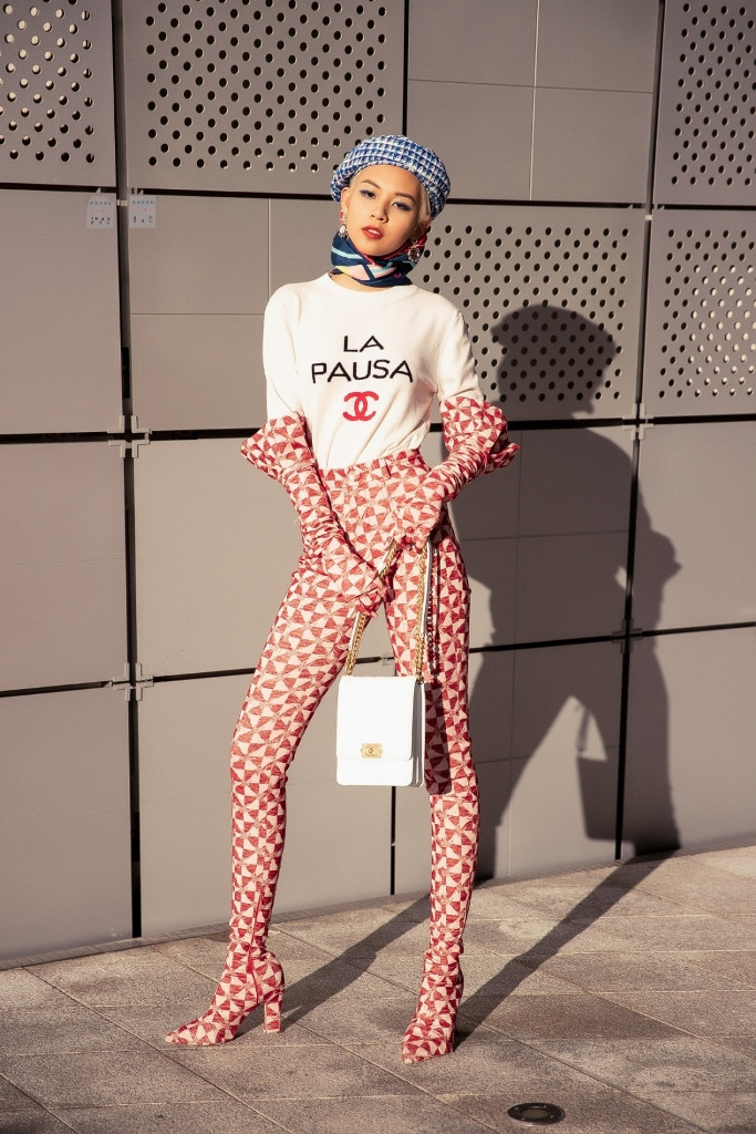 Việc kết hợp áo và phụ kiện như mũ, khăn, bông tai của Channel với các món đồ của thương hiệu Việt, cô nàng đã mang một cái nhìn mới mẻ về thời trang Việt ra thế giới.