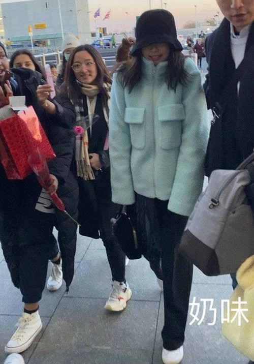 Trong khi nhiều idol vẫn chăm chút rất kỹ cho trang phục sân bay của mình thì Jennie lại mất phong độ trầm trọng. Cứ như thể Jennie giờ không còn muốn làm nữ hoàng thời trang sân bay nữa vậy.