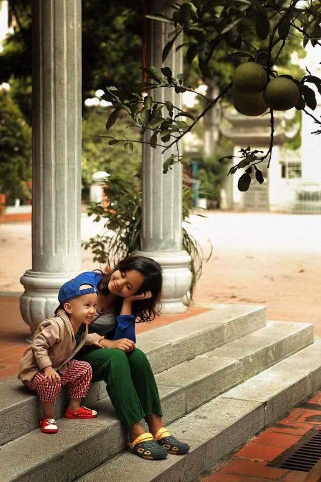 Em bé dũng cảm dù phải trải qua nhiều lần hóa trị đau đớn nhưng vẫn vui vẻ, trên môi luôn nở nụ cười.