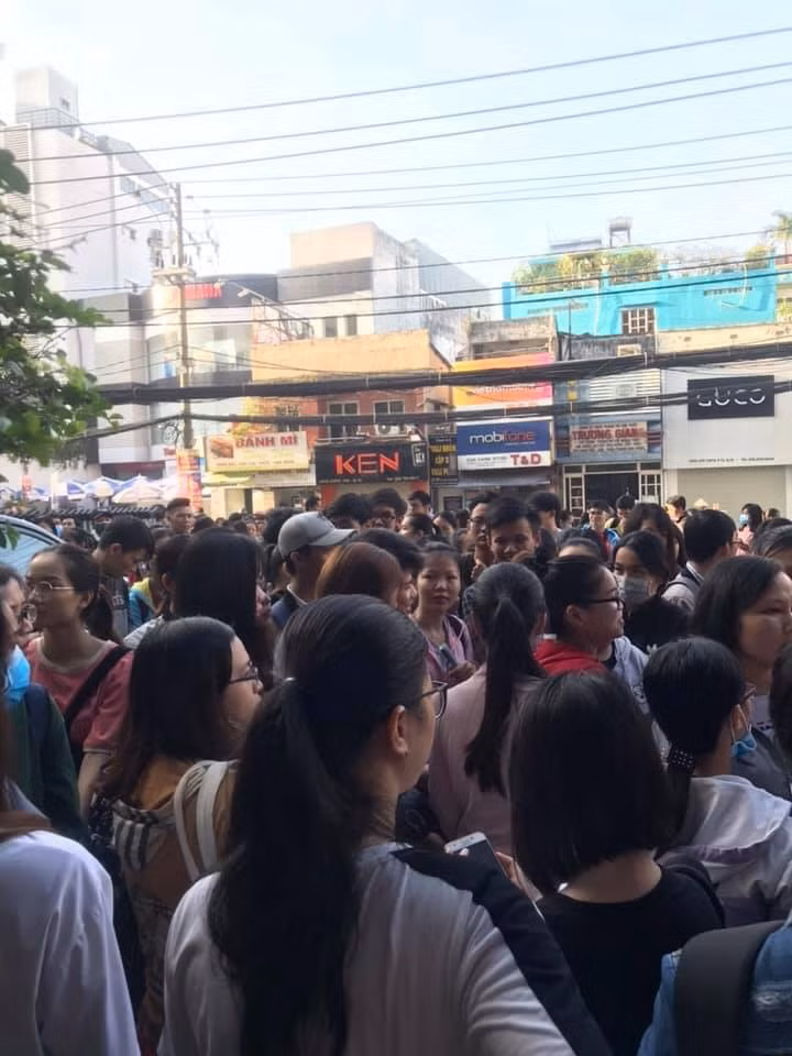Cấu trúc đề thi TOEIC thay đổi, sinh viên Sài Gòn trắng đêm đăng ký dự thi ảnh 5