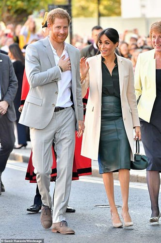 Vợ chồng Hoàng tử Harry vừa có chuyến viếng thăm chính thức đầu tiên tới xứ Sussex kể từ khi được phong tước Công tước xứ Sussex.