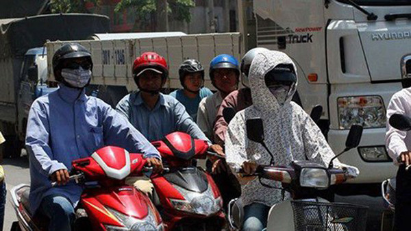 Những điều cần lưu ý khi đi xe máy dưới trời nắng nóng ảnh 2