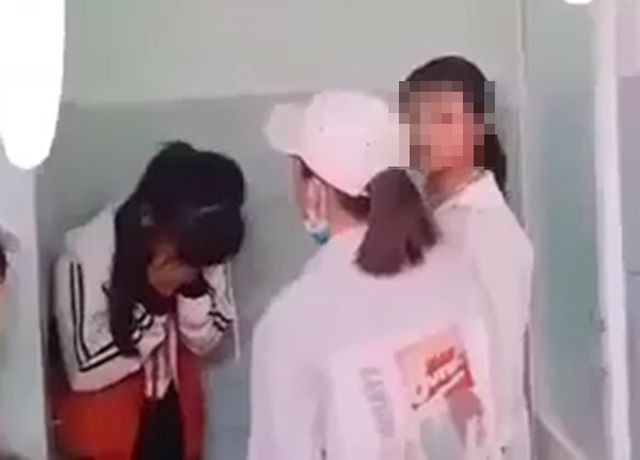 Nữ sinh Y ôm mặt vì bị các bạn liên tục tát tai. Ảnh: cắt từ clip. Nữ sinh Y ôm mặt vì bị các bạn liên tục tát tai. Ảnh: cắt từ clip.
