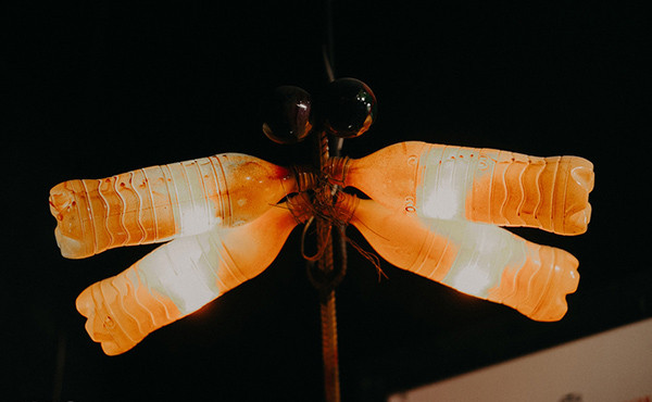 Những con chuồn chuồn lấp lánh cũng được làm từ những chiếc chai nhựa 1,5L bỏ đi.