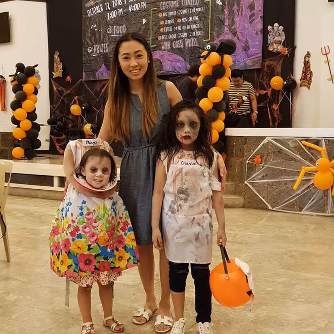 Cô bé cùng với mẹ và chị gái.