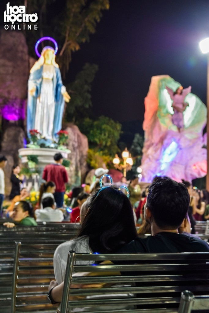 Không khó để bắt gặp các cặp tình nhân cùng bên nhau cầu nguyện đêm Noel.