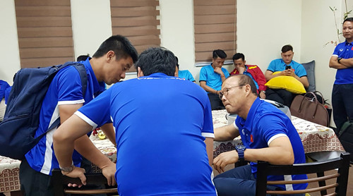 HLV Park và cộng sự đang bàn tính. Ảnh: QUỐC VIỆT.