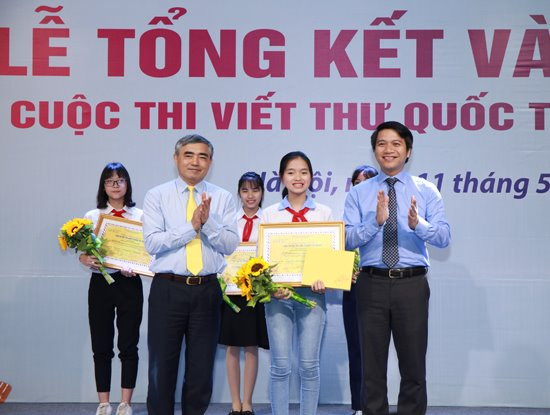 Bạch Dương hiện đang là học sinh lớp 8A, trường THCS Nguyễn Trãi.