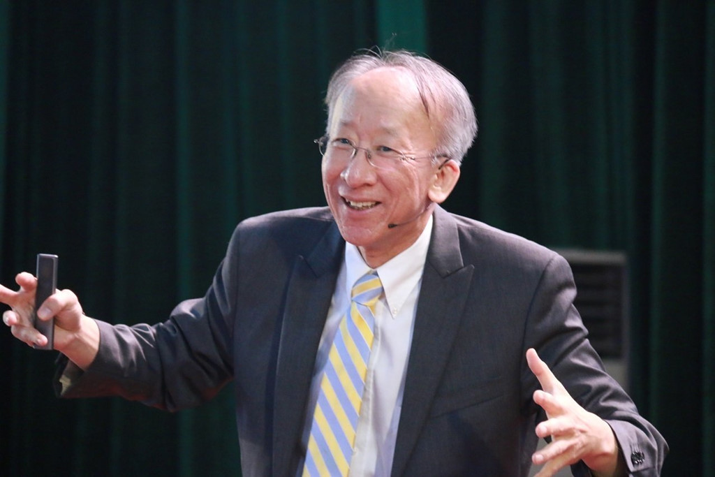 Ông Peck Cho cho phép sinh viên dùng "phao thi", khuyến khích họ sáng tạo và hoan nghênh những sai lầm. Ảnh: VietNamNet.