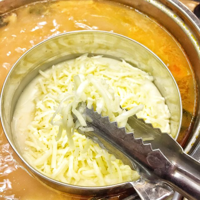 Phô mai Mozzarella được thêm vào giúp hương vị thêm thơm bùi.