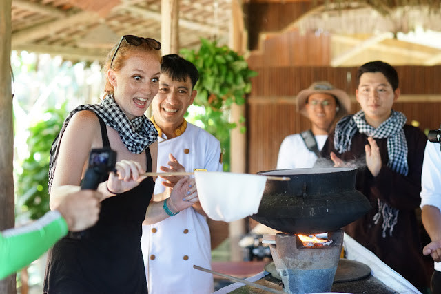 Meaghan tráng bánh cuốn