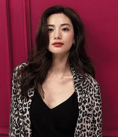 Vùng trán, sống mũi của Nana trở nên bóng nhẫy vì bị chuyên viên trang điểm đánh highlight quá tay.