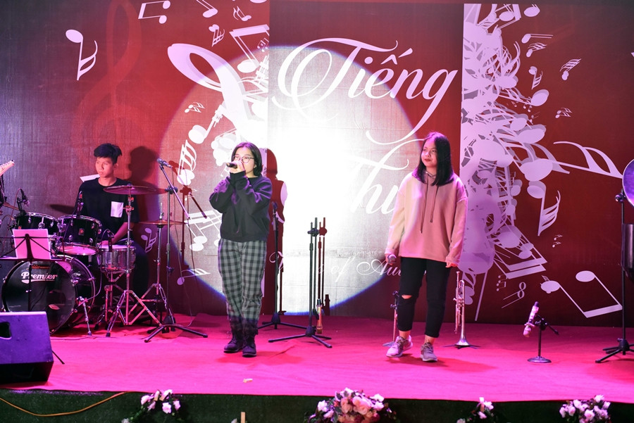 Teen CNN tự tin thể hiện các tiết mục tuyệt vời trong đêm nhạc "Tiếng Thu".