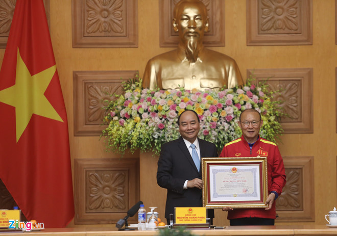 HLV Park Hang-seo được Thủ tướng Chính phủ trao tặng Huân chương Hữu nghị vì những đóng góp cho nền bóng đá Việt Nam trong suốt thời gian qua.