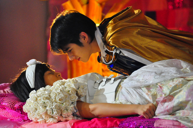 Ảnh minh họa: phim Crazy Little Things Called Love.