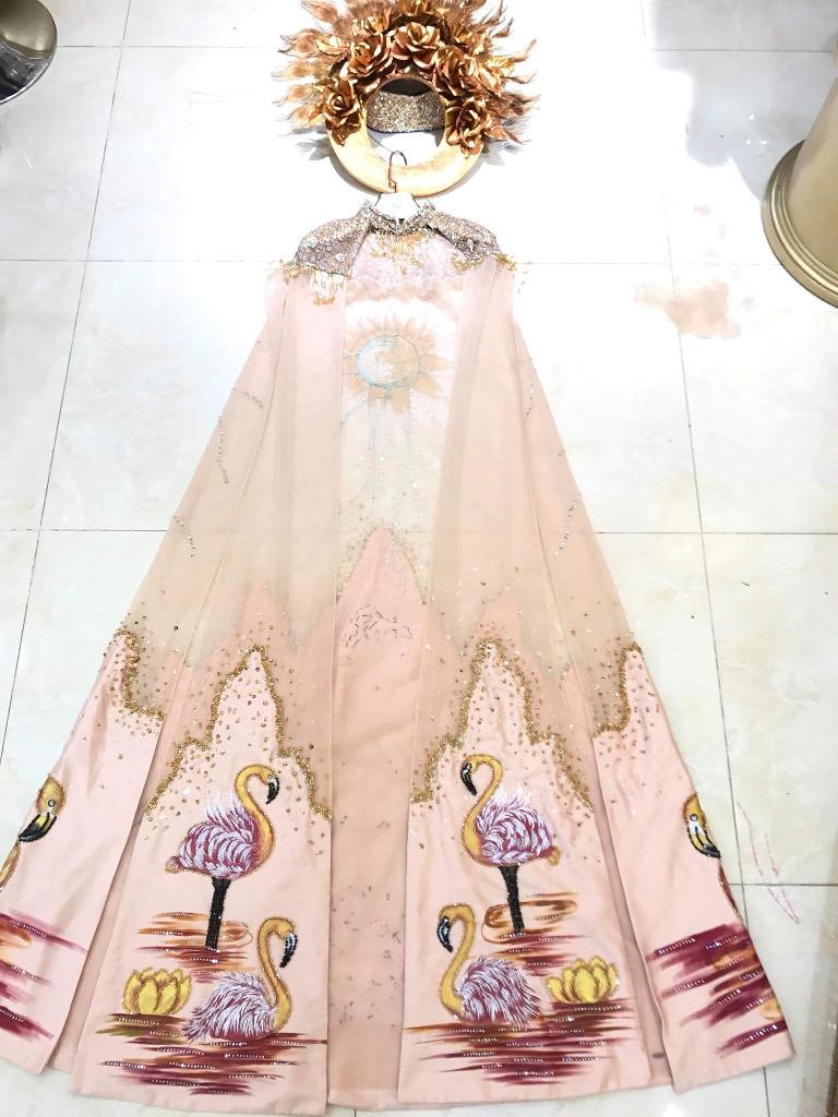 Thiết kế “Nữ thần mặt trời” của NTK Linh San cũng là một sự hoà trộn giữa vẻ đẹp truyền thống và hiện đại, chính vì vậy, trang phục vừa uy nghi, lộng lẫy nhưng vẫn hết sức gợi cảm, mềm mại, nữ tính và sang trọng.