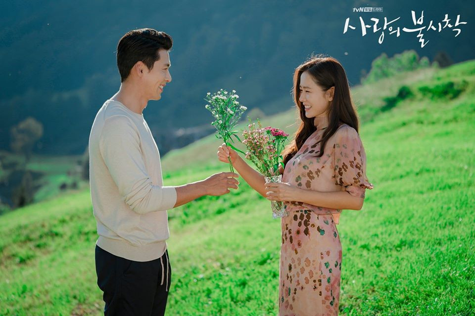 Trong khi khán giả ra sức đẩy thuyền và mong hai ngôi sao sớm thành đôi, Hyun Bin lẫn Son Ye Jin đều một mực khẳng định họ chỉ là đồng nghiệp thân thiết với nhau mà thôi.