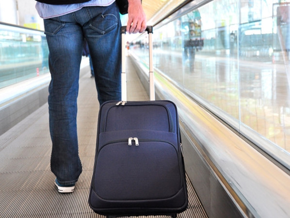 Trong trường hợp phải rời máy bay khẩn cấp, bạn đừng tiếc hành lý hơn là mạng sống của mình nhé!