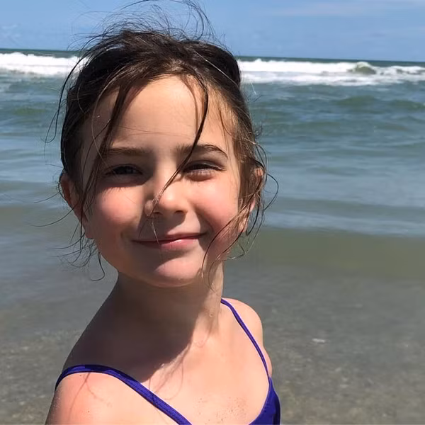 Alexandra có một cuộc sống bình thường, thỉnh thoảng sẽ được mẹ cho đi đóng phim.